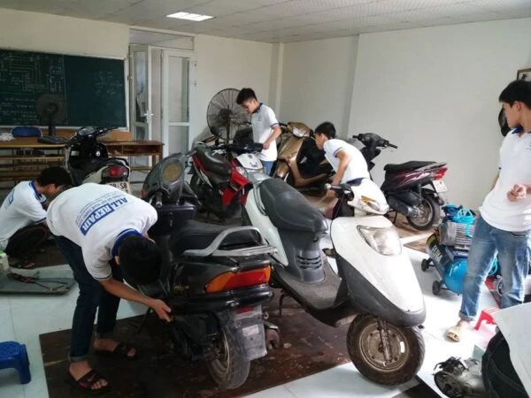 Người thợ sửa xe máy