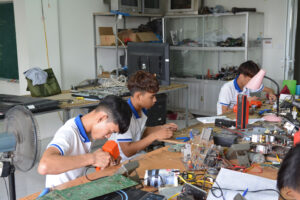 Lớp học sửa chữa điện tử